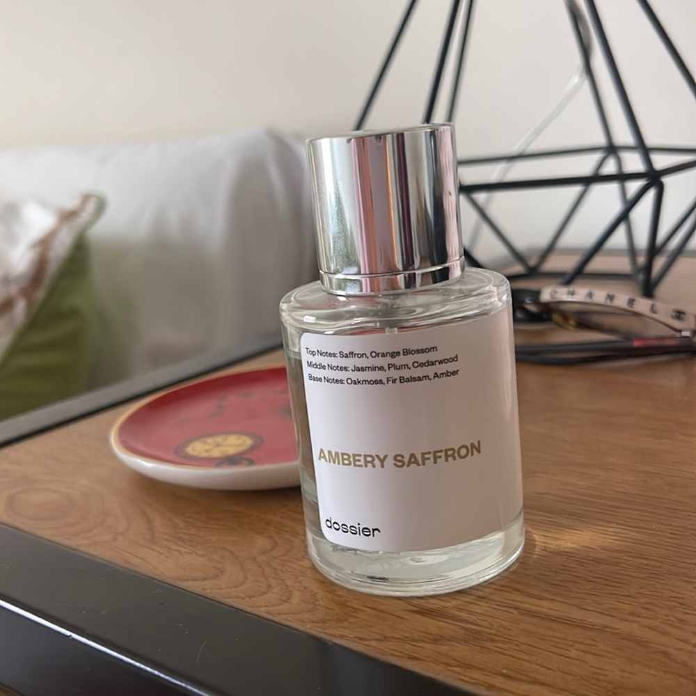 Dossier ambery saffron perfume